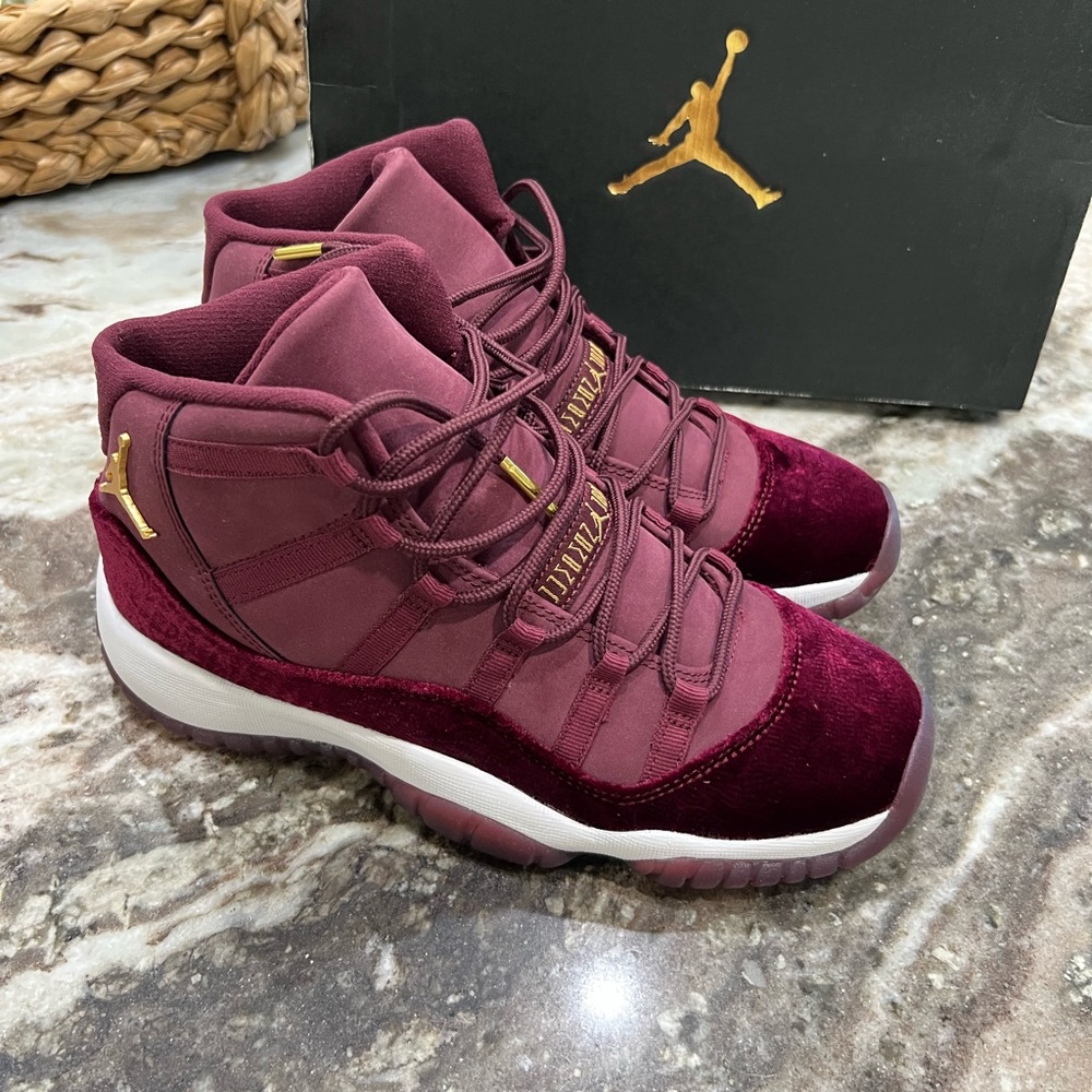 Air Jordan 11 Retro night maroon/metallic gold